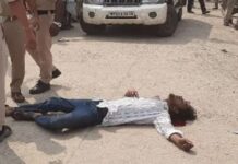 गर्लफ्रेंड से लड़ाई, फोन कटा और युवक ने खुद को गोली से उड़ाया… तड़पता देख छोड़कर भागे दोस्त